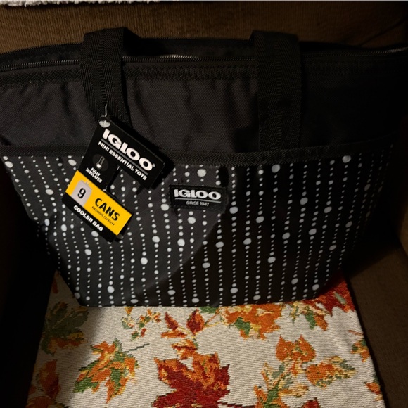 Igloo Black and White Polka Dot Mini Essential Tote 9 can maximum capacity,poly - Picture 1 of 6